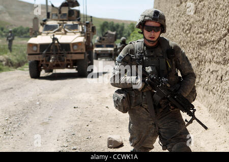 17. Mai 2010 - Provinz Herat, Afghanistan – US Army Spc. Andrew Bittick, Alpha-Truppe, 4. Geschwader, 73. Kavallerie-Regiment, 4th Brigade Combat Team, 82nd Airborne Division, Patrouillen nach Kontakt mit verdächtigen feindliche Kräfte in Kushki Kuhna District, Provinz Herat, Afghanistan, am Montag gemacht wurde Stockfoto