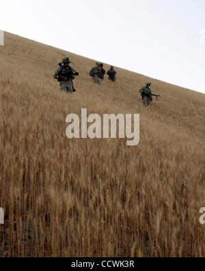 24. Mai 2010 - Provinz Badghis, Afghanistan – US-Armee Soldaten vom 2. Zug, Bravo Batterie, 2nd Battalion, 321st Field Artillery, 4th Brigade Combat Team, 82nd Airborne Division, begleitet von Afghan National Army Soldaten, Patrouille benachbarten Hügeln in der Nähe von Beobachtungsposten Highlander in der Nähe von Bala Stockfoto