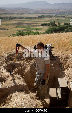 26. Mai 2010 - Provinz Badghis, Afghanistan – US Army Spc. Cody Hout, 3rd Platoon, Bravo Batterie, 2nd Battalion, 321st Field Artillery, 4th Brigade Combat Team, 82nd Airborne Division, gräbt eine kämpfende Position am Beobachtungsposten Barracuda in der Nähe von Bala Murghab in Badghis Provinz, Afghanistan, auf Stockfoto