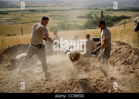 26. Mai 2010 Graben - Provinz Badghis, Afghanistan – US-Armeesoldaten vom 1. Zug, Bravo Batterie, 2nd Battalion, 321st Field Artillery, 4th Brigade Combat Team, 82nd Airborne Division, kämpfende Positionen bei Beobachtungsposten Barracuda in der Nähe von Bala Murghab in Badghis Provinz, Afghanistan, am Stadtmarkt Stockfoto