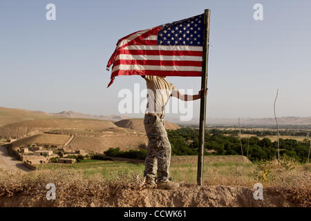 26. Mai 2010 installiert - Provinz Badghis, Afghanistan – US Army Spc. Cody Hout, 3rd Platoon, Bravo Batterie, 2nd Battalion, 321st Field Artillery, 4th Brigade Combat Team, 82nd Airborne Division, eine amerikanische Flagge auf Beobachtungsposten Barracuda in der Nähe von Bala Murghab in Badghis Provinz, Afghanistan, o Stockfoto