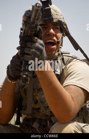 26. Mai 2010 kehrt - Provinz Badghis, Afghanistan – Sgt. Arturo Alvarez, 3rd Platoon, Bravo Batterie, 2nd Battalion, 321st Field Artillery, 4th Brigade Combat Team, 82nd Airborne Division, Feuer in einem Feuergefecht am Beobachtungsposten Barracuda in der Nähe von Bala Murghab in Badghis Provinz, Afghanistan, Stockfoto