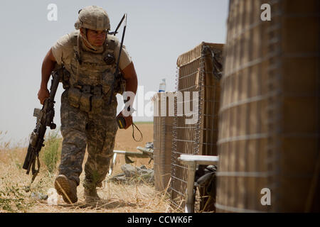 26. Mai 2010 - Provinz Badghis, Afghanistan – 2Lt. Paul Basaldua, 3rd Platoon, Bravo Batterie, 2nd Battalion, 321st Field Artillery, 4th Brigade Combat Team, 82nd Airborne Division, Manöver bei einem Feuergefecht am Beobachtungsposten Barracuda in der Nähe von Bala Murghab in Badghis Provinz, Afghanistan, auf W Stockfoto