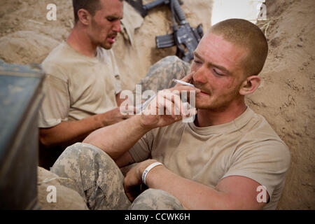 26. Mai 2010 raucht - Provinz Badghis, Afghanistan – Pfc. Ryan Wheelan, Recht, 3rd Platoon, Bravo Batterie, 2nd Battalion, 321st Field Artillery, 4th Brigade Combat Team, 82nd Airborne Division, nach einem Feuergefecht am Beobachtungsposten Barracuda in der Nähe von Bala Murghab in Badghis Provinz, Afghanistan, auf Stockfoto