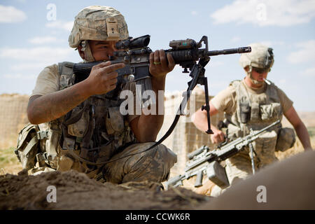 27. Mai 2010 - bereitet Provinz Badghis, Afghanistan – US Armee Sgt. Kris Carado 3rd Platoon, Bravo Batterie, 2nd Battalion, 321st Field Artillery, 4th Brigade Combat Team, 82nd Airborne Division, Feuer während einer kurzen Begegnung mit feindlichen Truppen auf Beobachtungsposten Barracuda in der Nähe von Bala M zurück Stockfoto