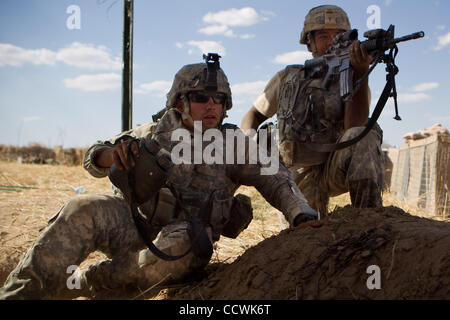 27. Mai 2010 - Provinz Badghis, Afghanistan – US Army Spc. Casey Bennett, links und Sgt. Kris Carado, Recht, beide 3rd Platoon, Bravo Batterie, 2nd Battalion, 321st Field Artillery, 4th Brigade Combat Team, 82nd Airborne Division, bereiten sich auf Feuer während einer kurzen Begegnung mit feindlichen Truppen zurück Stockfoto