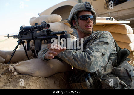 27. Mai 2010 - Provinz Badghis, Afghanistan – US Army 1Lt. Jeremy Blascak der 1. Zug, Bravo Batterie, 2nd Battalion, 321st Field Artillery, 4th Brigade Combat Team, 82nd Airborne Division, Relais Informationen während einer kurzen Begegnung mit feindlichen Truppen auf Beobachtungsposten Barracuda in der Nähe von Bala Mur Stockfoto