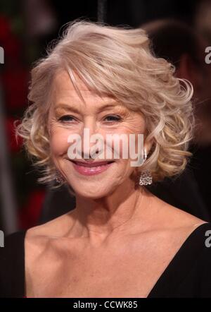 17. Januar 2010 kommt - Los Angeles, Kalifornien, USA - HELEN MIRREN für die Golden Globe Awards Show. (Credit: © Lisa O'Connor/ZUMA Press) Stockfoto