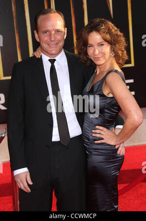 24. April 2010 statt - Hollywood, Kalifornien, USA - Schauspieler CLARK GREGG & JENNIFER GREY Ankunft in "Iron Man 2" Welt-Premiere am El Capitan. (Kredit-Bild: © Lisa O'Connor/ZUMA Press) Stockfoto