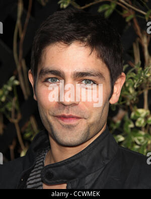 27. April 2010 abgehaltenen Beso - Hollywood, Kalifornien, USA - Schauspieler ADRIAN GRENIER, Eva Longoria Parker, Host Fragrance Launch Event anreisen. (Kredit-Bild: © Lisa O'Connor/ZUMA Press) Stockfoto