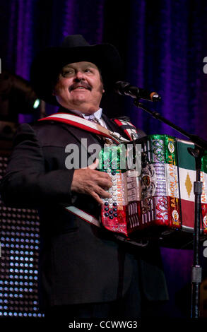 17. April 2010 - Los Angeles, Kalifornien, USA - mexikanische Norteno Akkordeonist RAMON AYALA führen live in Los Angeles. (Kredit-Bild: © Leopoldo Pena/ZUMA Press) Stockfoto