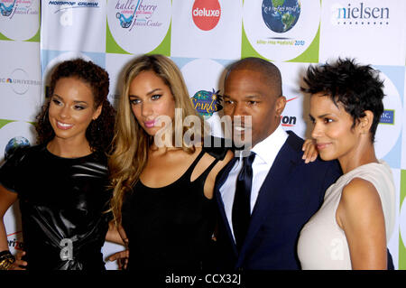 18. April 2010 - statt Hollywood, Kalifornien, USA - Alicia Keys, Leona Lewis, Jamie Foxx und Halle Berry während der Jenesse Center Silber stieg GALA und Auktion im Beverly Hills Hotel, am 18. April 2010, in Beverly Hills, Kalifornien... 2010.K64620MGE (Kredit-Bild: © Michael Germana/Globe Fotos/Z Stockfoto