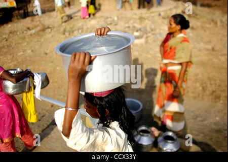 22. April 2010 - Pachpore, Maharashtra, Indien - In Indien sind die meisten Wasser-Quellen durch Abwasser und landwirtschaftlicher Ablauf belastet. In den meisten Fällen haben die Dorfbewohner in ländlichen Gebieten keine andere Wahl als dieses Wasser zu trinken. (Kredit-Bild: © Michael Francis McElroy/ZUMA Press) Stockfoto