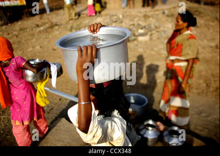 22. April 2010 - Pachpore, ablaufen Maharashtra, Indien - In Indien die meisten Wasser-Quellen durch Abwasser und landwirtschaftlicher kontaminiert sind. In den meisten Fällen haben die Dorfbewohner in ländlichen Gebieten keine andere Wahl als dieses Wasser zu trinken. (Kredit-Bild: © Michael Francis McElroy/ZUMA Press) Stockfoto