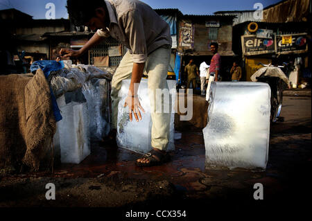 22. April 2010 - Sewri, Maharashtra, Indien - mit Indiens Bevölkerung auf 1,2 Milliarden Menschen und zählen, sowie wirtschaftliche Binnenmigration in städtischen Gebieten aus dem ländlichen Raum, sind Städte des Landes an den Nähten platzen. Wohnen Engpässe, Strom und Wasser schneidet, Staus, Umweltverschmutzung ein Stockfoto