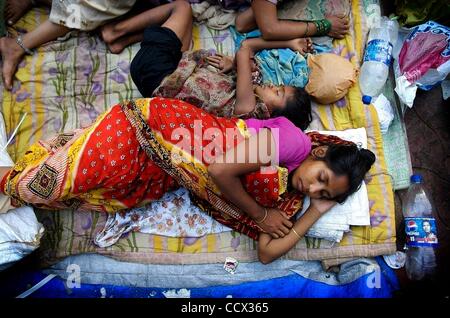 3. Mai 2010 - Mumbai, Maharashtra, Indien - für die Menschen auf den Bürgersteigen und Straßen (die illegalen als die Regierung bezieht sich auf diese) haben keine sanitären Einrichtungen oder Wasser und jeden Tag wird eine Suche nach Wasser zum trinken, waschen, Kleidung und Bad. Viele sammeln sammeln Disgaurded Soda und Wasser bott Stockfoto