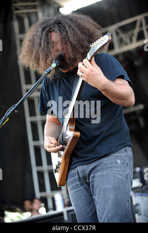 23. Mai 2010 - Columbus, Ohio; USA - Sänger / Gitarrist CLAUDIO SANCHEZ von der Band Coheed & Cambria tritt als Teil des Felsens auf dem Bereich Musik-Festival 2010.  Das vierte jährliche Festival zieht Tausende von Musikfans, verschiedenste Künstler auf drei verschiedenen Bühnen an zwei Tagen zu sehen Stockfoto