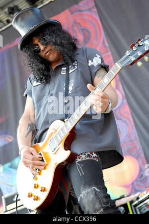 23. Mai 2010 - Columbus, Ohio; USA - Gitarrist SLASH tritt als Teil des Felsens auf dem Bereich Musik-Festival 2010.  Das vierte jährliche Festival lockt Tausende von Musikfans, verschiedenste Künstler auf drei verschiedenen Bühnen an zwei Tagen an der Columbus Crew Stadium befindet sich in Ohio zu sehen. Stockfoto