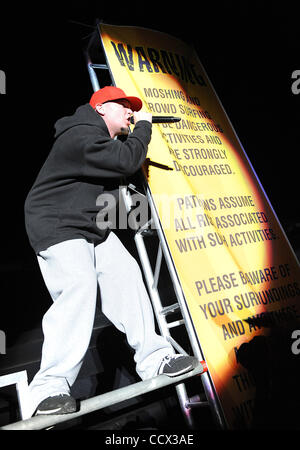 23. Mai 2010 - Columbus, Ohio; USA - führt Sänger FRED DURST der Band Limp Bizkit live als Teil des Felsens auf dem Bereich Musik-Festival 2010.  Das vierte jährliche Festival zieht Tausende von Musikfans zu sehen, eine Vielzahl von Künstler auf drei verschiedenen Bühnen über zwei Tage an der Columbus Crew Stockfoto