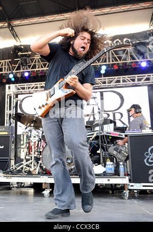 23. Mai 2010 - Columbus, Ohio; USA - Sänger / Gitarrist CLAUDIO SANCHEZ von der Band Coheed & Cambria tritt als Teil des Felsens auf dem Bereich Musik-Festival 2010.  Das vierte jährliche Festival zieht Tausende von Musikfans, verschiedenste Künstler auf drei verschiedenen Bühnen an zwei Tagen zu sehen Stockfoto