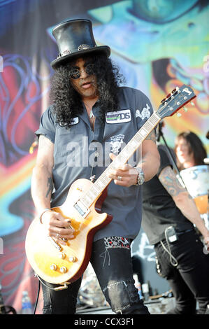 23. Mai 2010 - Columbus, Ohio; USA - Gitarrist SLASH tritt als Teil des Felsens auf dem Bereich Musik-Festival 2010.  Das vierte jährliche Festival lockt Tausende von Musikfans, verschiedenste Künstler auf drei verschiedenen Bühnen an zwei Tagen an der Columbus Crew Stadium befindet sich in Ohio zu sehen. Stockfoto