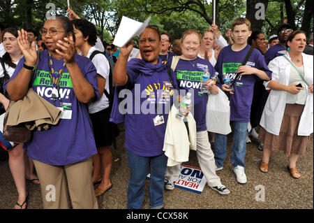 15. April 2010 beitreten - Washington, District Of Columbia, USA - Mitglieder von den Service Mitarbeitern International Union (SEIU) einen Einwanderung Protest an der National Mall. SEIU Fähigkeit, Mitglieder für politische Kämpfe wiederum machte einer der einflussreichsten des Landes unter seiner aktuellen Presi es Stockfoto