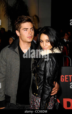 25. Mai 2010 - statt Hollywood, Kalifornien, USA - Zac Efron und Vanessa Hudgens während der Premiere des neuen Films von Universal Bilder bekommen ihn zu der griechischen, im griechischen Theatre, am 25. Mai 2010, in Los Angeles... 2010.K65086MGE (Kredit-Bild: © Michael Germana/Globe Photos/ZUMApress.com) Stockfoto