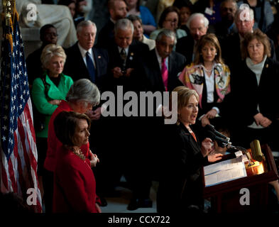 Mar 25,2010 - Washington, District Of Columbia USA - US-Außenministerin Hillary Clinton spricht während einer Frauenausschuss Geschichte Monat Feier zu ihren Ehren veranstaltet von der Sprecher des Repräsentantenhauses, Nancy Pelosi in Statuary Hall auf dem US-Kapitol. Im Bild: House Speaker Nancy Pelosi, D -Calif.; Sekretär des Stockfoto