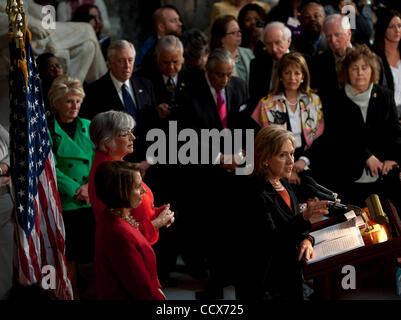 Mar 25,2010 - Washington, District Of Columbia USA - US-Außenministerin Hillary Clinton spricht während einer Frauenausschuss Geschichte Monat Feier zu ihren Ehren veranstaltet von der Sprecher des Repräsentantenhauses, Nancy Pelosi in Statuary Hall auf dem US-Kapitol. Im Bild: House Speaker Nancy Pelosi, D -Calif.; Sekretär des Stockfoto