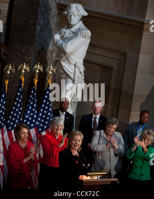 Mar 25,2010 - Washington, District Of Columbia USA - der Sprecher des Repräsentantenhauses Nancy Pelosi Gastgeber ein Frauen Geschichte Monat Feier zu Ehren von Außenministerin Hillary Clinton in der Statuary Hall auf dem US-Kapitol. Im Bild: House Speaker Nancy Pelosi, D -Calif.; US-Außenministerin Clinton und Re Stockfoto