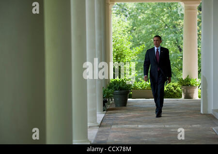 Apr spricht 9,2010 - Washington, District Of Columbia USA - Präsident Barack Obama vor der Presse in der Rose Garden im Weißen Haus kurz nach seiner Rückkehr aus Prag am Donnerstag wo er einen Staatsvertrag Wahrzeichen nukleare Abrüstung mit russischen Präsidenten Dmitry Medvedev, die ihre zwei Na Schrägstriche Stockfoto