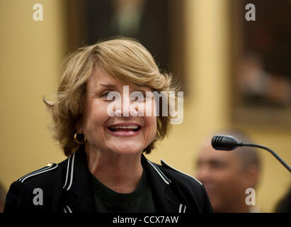 Apr 13,2010 - Washington, District Of Columbia USA - uns Vertreter für New York 28. Bezirk, Louise Slaughter bezeugt in der amerikanischen plädiert für The Arts Haus Mittel Ausschuss mündlichen Verhandlung in Washington, DC. (Kredit-Bild: © Pete Marovich/ZUMA Press) Stockfoto