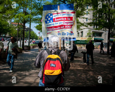 Apr 15,2010 - Washington, District Of Columbia USA - Tausende von Tea-Party-Aktivisten aus über dem Land versammelten sich am Freiheit Plaza in Washington, D.C. am Steuer eine Anti-Steuer-Rallye zu halten. (Kredit-Bild: © Pete Marovich/ZUMA Press) Stockfoto