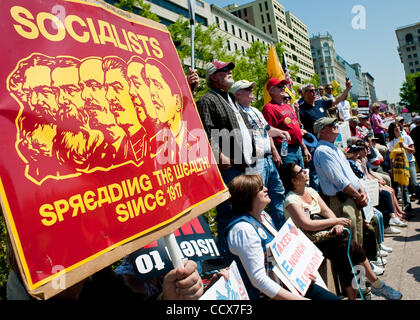 Apr 15,2010 - Washington, District Of Columbia USA - Tausende von Tea-Party-Aktivisten aus über dem Land versammelten sich am Freiheit Plaza in Washington, D.C. am Steuer eine Anti-Steuer-Rallye zu halten. (Kredit-Bild: © Pete Marovich/ZUMA Press) Stockfoto