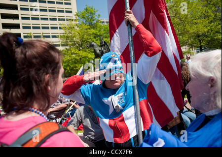 Apr 15,2010 - Washington, District Of Columbia USA - Tausende von Tea-Party-Aktivisten aus über dem Land versammelten sich am Freiheit Plaza in Washington, D.C. am Steuer eine Anti-Steuer-Rallye zu halten. (Kredit-Bild: © Pete Marovich/ZUMA Press) Stockfoto