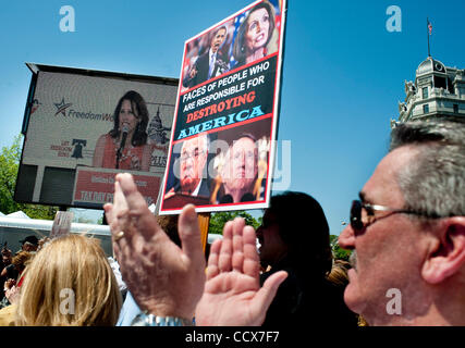 Apr 15,2010 - Washington, District Of Columbia USA - Tausende von Tea-Party-Aktivisten aus über dem Land versammelten sich am Freiheit Plaza in Washington, D.C. am Steuer eine Anti-Steuer-Rallye zu halten. (Kredit-Bild: © Pete Marovich/ZUMA Press) Stockfoto