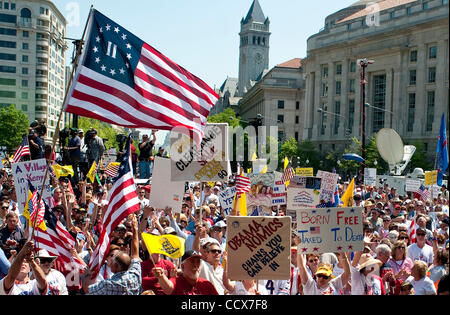 Apr 15,2010 - Washington, District Of Columbia USA - Tausende von Tea-Party-Aktivisten aus über dem Land versammelten sich am Freiheit Plaza in Washington, D.C. am Steuer eine Anti-Steuer-Rallye zu halten. (Kredit-Bild: © Pete Marovich/ZUMA Press) Stockfoto