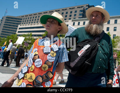 Apr 15,2010 - Washington, District Of Columbia USA - Tausende von Tea-Party-Aktivisten aus über dem Land versammelten sich am Freiheit Plaza in Washington, D.C. am Steuer eine Anti-Steuer-Rallye zu halten. (Kredit-Bild: © Pete Marovich/ZUMA Press) Stockfoto