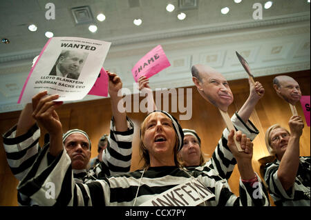 Apr express 27,2010 - Washington, District Of Columbia USA - Demonstranten ihre Verachtung für die aktuellen und ehemaligen Goldman Sachs Führungskräfte am Dienstag die Anhörung vor dem Senat Homeland Security and Governmental Affairs Subcommittee hören auf Wall Street und die Finanzkrise erscheinen.  Amon Stockfoto