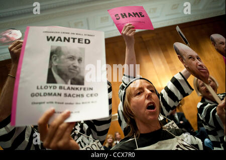 Apr express 27,2010 - Washington, District Of Columbia USA - Demonstranten ihre Verachtung für die aktuellen und ehemaligen Goldman Sachs Führungskräfte am Dienstag die Anhörung vor dem Senat Homeland Security and Governmental Affairs Subcommittee hören auf Wall Street und die Finanzkrise erscheinen.  Amon Stockfoto