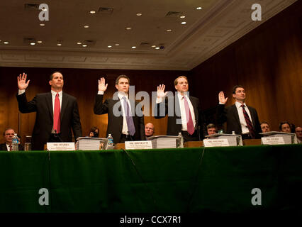 April 27,2010 - Washington, District Of Columbia USA - das erste Panel von aktuellen und ehemaligen Goldman-Sachs-Manager warten für den Beginn des Dienstages Anhörung vor dem Senat Homeland Security and Governmental Affairs Subcommittee auf Wall Street und der Finanzkrise zu hören.  Dazu gehören Stockfoto