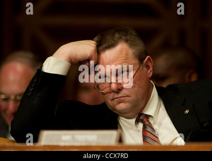 Apr hört 27,2010 - Washington, District Of Columbia USA - Senator Jon Tester als Goldman Sachs Führungskräfte Repond auf Fragen während einer Governmental Affairs and Homeland Security Unterausschuss Anhörung am Dienstag. (Bild Kredit: Pete Marovich © Bilder) Stockfoto