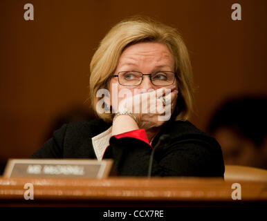 Apr hört 27,2010 - Washington, District Of Columbia USA - Senator Claire McCaskill als Goldman Sachs Führungskräfte Repond auf Fragen während einer Governmental Affairs and Homeland Security Unterausschuss Anhörung am Dienstag. (Bild Kredit: Pete Marovich © Bilder) Stockfoto