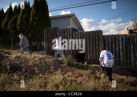 4. Mai 2010 - Moses Lake, Washington, USA - Gangmitglieder angegliedert, die Sureno Bande Marijuanos Wanderung hinter Häusern, wo sie Graffiti gesprüht. (Kredit-Bild: © Mike Kane/ZUMAPRESS.com) Stockfoto