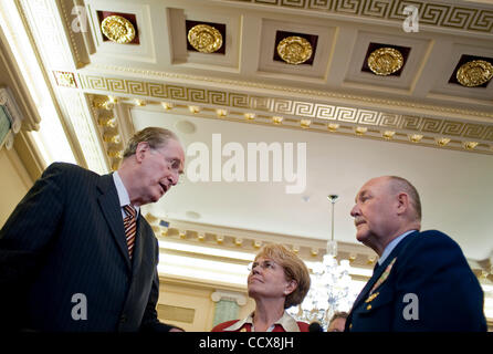 18,2010 - Washington, District Of Columbia USA - Senator Jay Rockefeller kann spricht mit Küstenwache Kommandant Admiral Thad Allen und Jane Lubchenco, Administrator von der National Oceanic and Atmospheric Administration vor dem Start einer Anhörung vor dem Senat-Wirtschaft, Wissenschaft und Transport Stockfoto