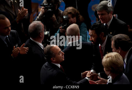 20. Mai 2010 ist durch den Gesetzgeber - Washington, District Of Columbia, USA, - mexikanischen Präsidenten Felipe Calderon begrüßt, bevor Adressierung eine gemeinsamen Sitzung des Kongresses in der Haus-Kammer am Donnerstag. (Kredit-Bild: © Pete Marovich/ZUMA Press) Stockfoto