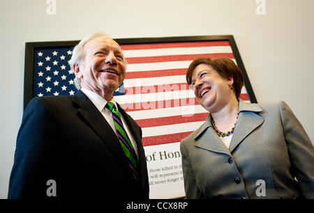 25. Mai 2010 - trifft Washington, District Of Columbia, USA, - Anwalt-General und Supreme Court nominierte Elena Kagan mit Joe Lieberman, während ein weiterer Tag voller Meetings auf dem Capitol Hill soll Unterstützung für ihre Bestätigung zu bauen. (Kredit-Bild: © Pete Marovich/ZUMA Press) Stockfoto