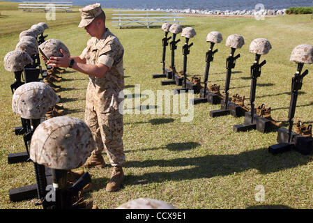 CAMP LEJEUNE, NC - 30.April: Sind Vorbereitungen für den 2. Marine Expeditionary Brigade, eine Trauerfeier durchzuführen Freitag, 30. April 2010 in Camp Lejeune zu Ehren der Einheit Marines und Matrosen während ihres letzten Einsatzes zu Afghanistan.The getötet 2. MEB auf Afghanistans Helman bereitgestellt Stockfoto