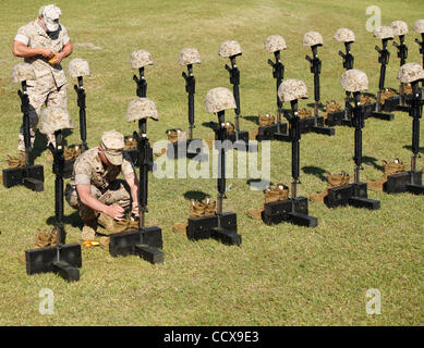 CAMP LEJEUNE, NC - 30.April: Sind Vorbereitungen für den 2. Marine Expeditionary Brigade, eine Trauerfeier durchzuführen Freitag, 30. April 2010 in Camp Lejeune zu Ehren der Einheit Marines und Matrosen während ihres letzten Einsatzes zu Afghanistan.The getötet 2. MEB auf Afghanistans Helman bereitgestellt Stockfoto