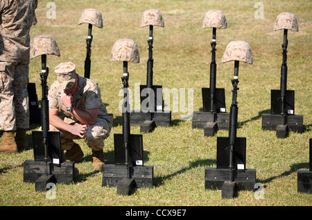 CAMP LEJEUNE, North Carolina - 30.April: A Marine Pausen an einem einzelnen Gedenkstätten im 2. Marine Expeditionary Brigade Dienst zu Ehren der Einheit Marines und Matrosen getötet während ihres letzten Einsatzes in Afghanistan auf Freitag, 30. April 2010 in Camp Lejeune.The 2. MEB auf Afghanistans Helma bereitgestellt Stockfoto